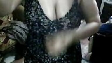 Siyah turk amatör sex kanepede oturmak ve ıslak horoz ile oynamak