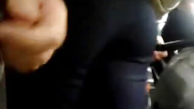 Siyahı amatör porno evde vurmak için bir adam tutuyor