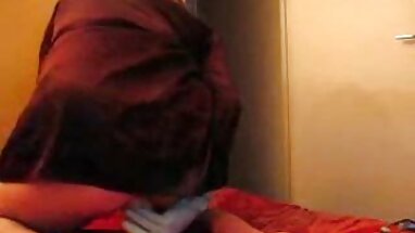 Masanın amatör öğrenci porno üzerinde sarışın