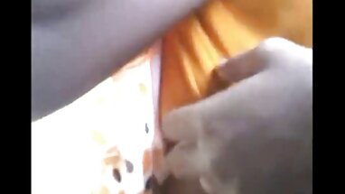 Genç oturma üzerinde ona oyuncaklar amatör çekim gizli