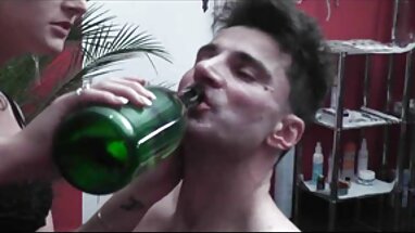Bu başparmak ve kız türbanlı amatör çekim kardeşimi emmeyi bırak